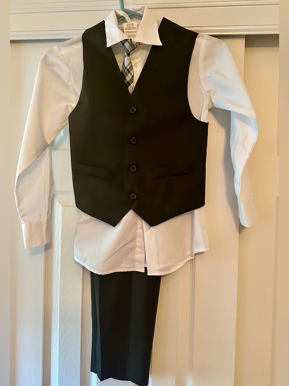 4 piece suit-Boys size 8 dress suit with vest shirt pants tie